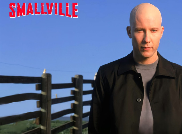 Обои картинки фото кино фильмы, smallville, лекс, пальто, забор