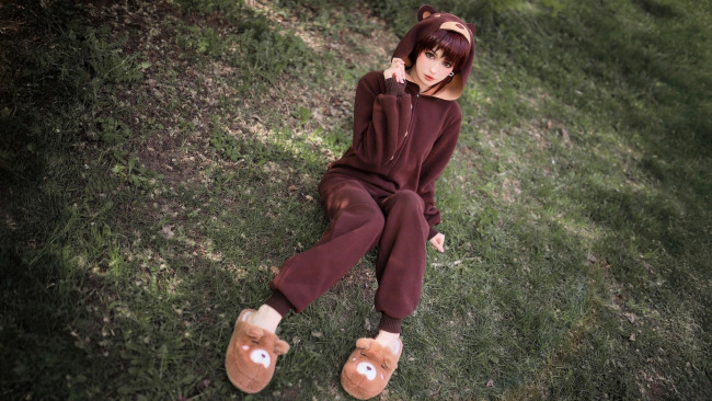 Обои картинки фото девушки, tenletters, образ, наряд, кугуруми, костюм, тапки, поляна