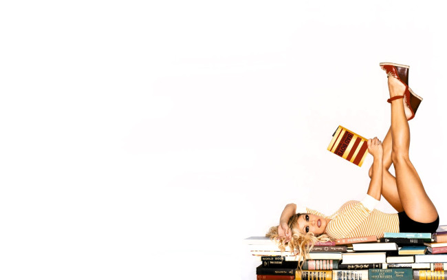 Обои картинки фото девушки, pamela anderson, блондинка, топ, шорты, книги