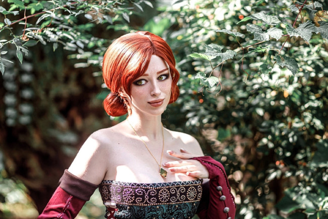 Обои картинки фото девушки, мария давыдова , lady melamory, образ, косплей, наряд, платье, деревья