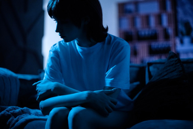 Обои картинки фото девушки, tenletters, образ, бессонница, футболка, кровать