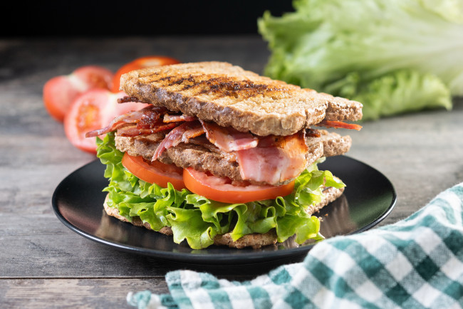 Обои картинки фото еда, бутерброды,  гамбургеры,  канапе, сэндвич, бекон, помидоры, салат