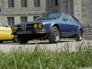 Картинка автомобили выставки уличные фото