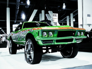 Картинка автомобили выставки уличные фото