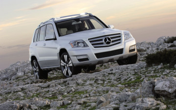 Картинка автомобили mercedes benz неровная каменистая площадка