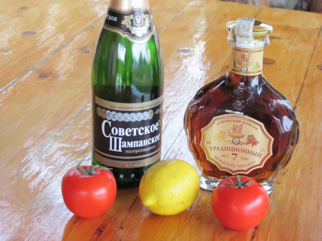 Обои картинки фото еда, натюрморт, помидоры, шампанское, коньяк, лимон