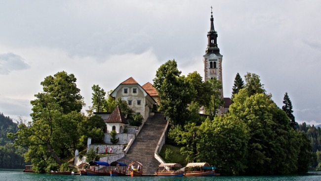 Обои картинки фото города, блед, словения, костел, остров, лестница