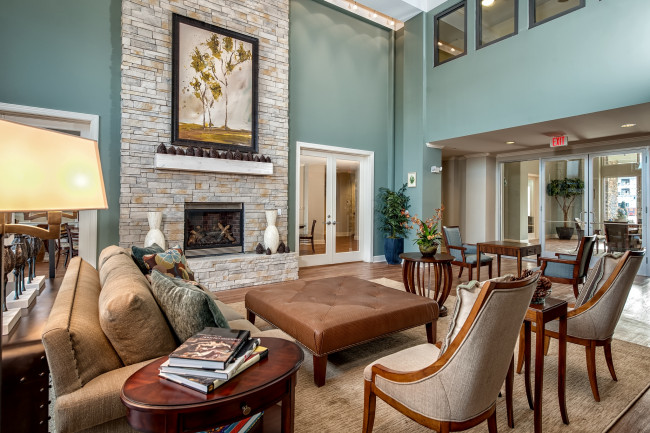 Обои картинки фото интерьер, гостиная, картина, камин, кресло