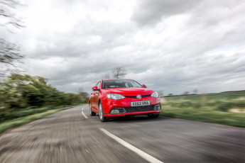 Картинка автомобили mg шоссе авто красный