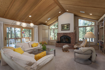 Картинка интерьер гостиная диван камин