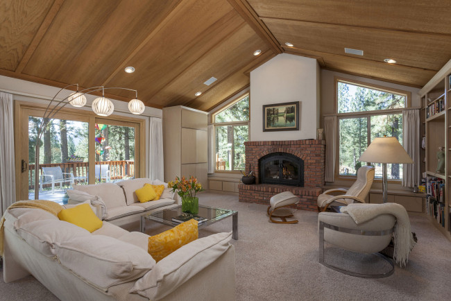 Обои картинки фото интерьер, гостиная, диван, камин