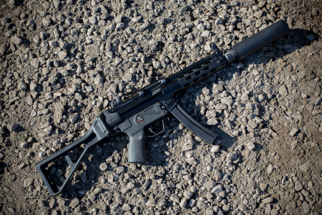 Обои картинки фото оружие, автоматы, пистолет-пулемёт, глушитель, фон