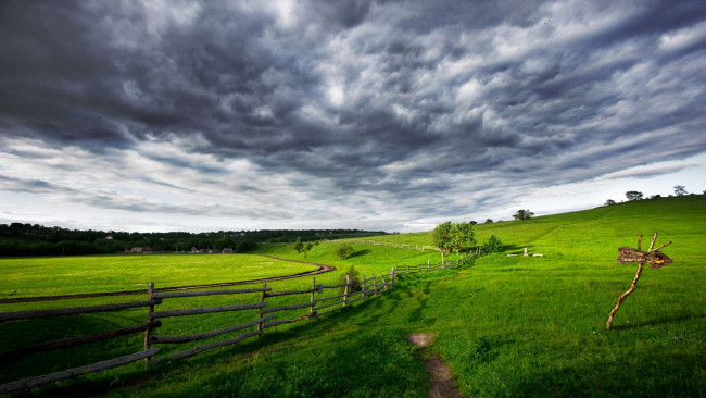 Обои картинки фото природа, пейзажи, указатель, трава, дерево, тучи, забор