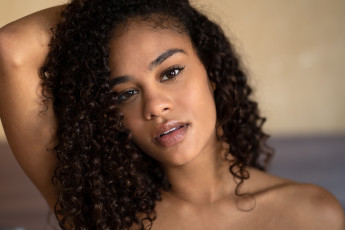 обоя scarlit scandal, девушки, scarlit, scandal, портрет, лицо, причёска, девушка, модель, брюнетка, мулатка, темнокожая, чернокожая, красотка, флирт