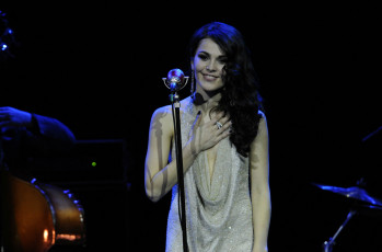 Картинка музыка сати+казанова певица платье микрофон сцена