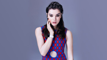 Картинка девушки hailee+steinfeld актриса брюнтка платье