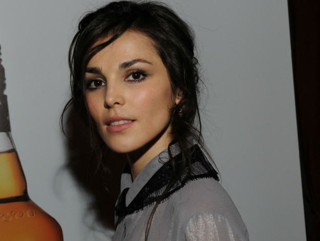 Обои картинки фото музыка, сати казанова, певица, лицо, блузка