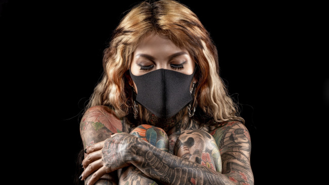 Обои картинки фото девушки, - рыжеволосые и разноцветные, тату, поза, маска