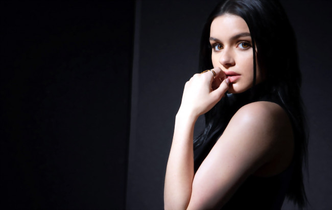 Обои картинки фото девушки, ariel winter, брюнетка, взгляд