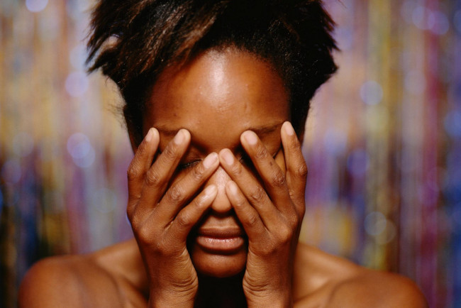 Обои картинки фото девушки, - темнокожие, лицо, руки