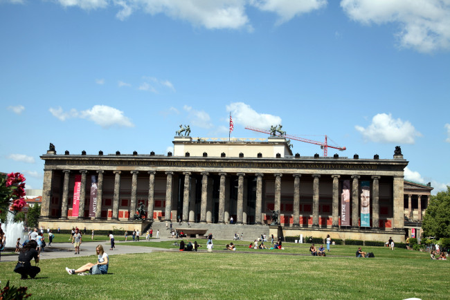 Обои картинки фото города, берлин , германия, музей, лужайка