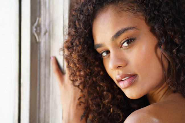 Обои картинки фото scarlit scandal, девушки, scarlit, scandal, портрет, лицо, причёска, девушка, модель, брюнетка, мулатка, темнокожая, чернокожая, красотка, флирт