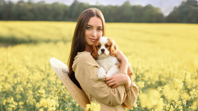 Обои картинки фото девушки, - брюнетки,  шатенки, шатенка, шляпа, улыбка, собачка