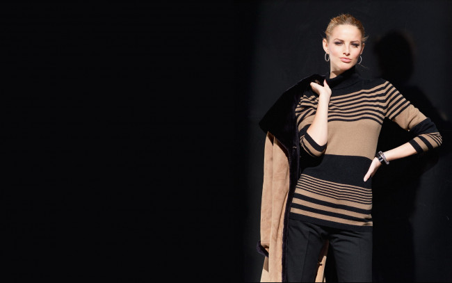 Обои картинки фото девушки, michaela kocianova, модель, блондинка, пальто, свитер, брюки