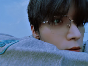 Картинка мужчины liu+haikuan ктер лицо очки свитер