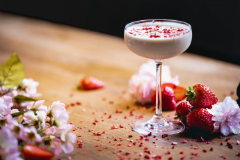 Картинка еда мороженое +десерты бокал десерт клубника