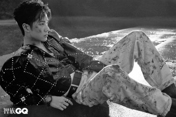 Картинка мужчины wang+yi+bo актер певец грязь лужи