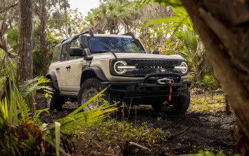 Картинка автомобили ford 2022 форд бронко 4к вид спереди экстерьер эверглейдс внедорожник коричневый американские джунгли