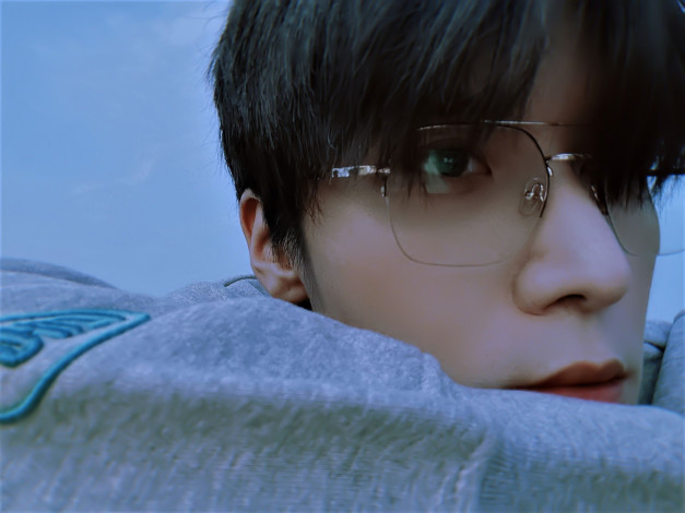 Обои картинки фото мужчины, liu haikuan, ктер, лицо, очки, свитер