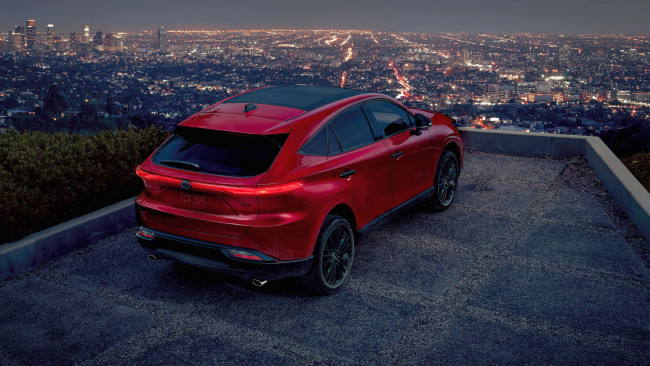 Обои картинки фото 2023 toyota venza hybrid xle nightshade, автомобили, toyota, venza, hybrid, xle, nightshade, красный, панорама, ночь, город, тойота, гибрид