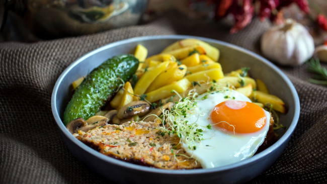 Обои картинки фото еда, яичные блюда, огурец, глазунья