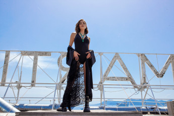 Картинка девушки olivia+culpo шатенка купальник накидка буквы