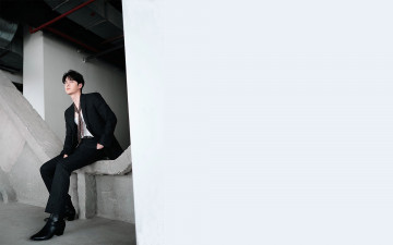 Картинка мужчины wang+yi+bo актер костюм здание