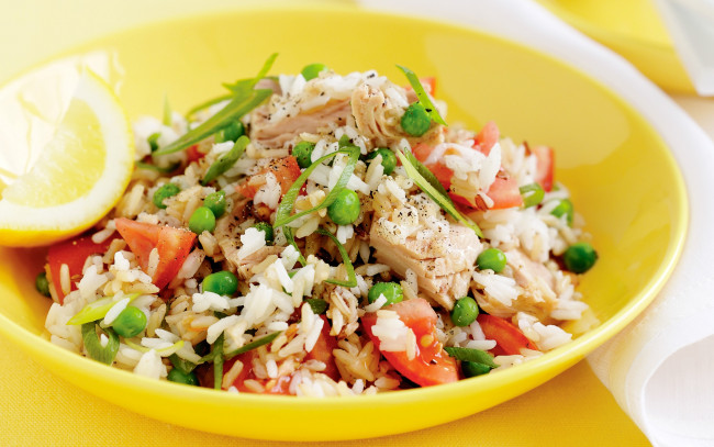 Обои картинки фото еда, салаты,  закуски, рис, помидоры, горошек, салат, макро