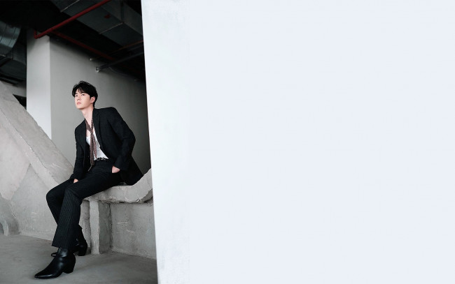 Обои картинки фото мужчины, wang yi bo, актер, костюм, здание