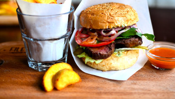 обоя еда, бутерброды,  гамбургеры,  канапе, стакан, картошка, бургер, соус