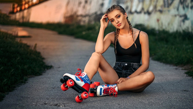 Обои картинки фото девушки, - брюнетки,  шатенки, шатенка, косы, майка, шорты, ролики, дорога, стена, трава