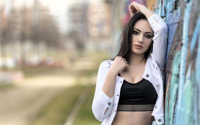 Обои картинки фото девушки, - брюнетки,  шатенки, шатенка, рубашка, топ, стена