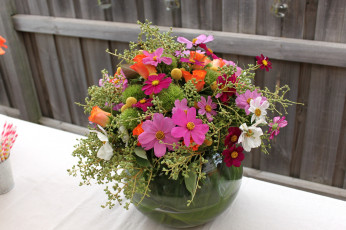 Картинка цветы букеты композиции космея розы