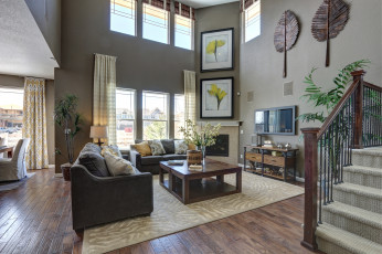 Картинка интерьер гостиная диваны стол картины телевизор