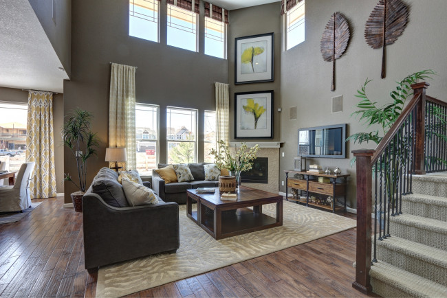 Обои картинки фото интерьер, гостиная, диваны, стол, картины, телевизор