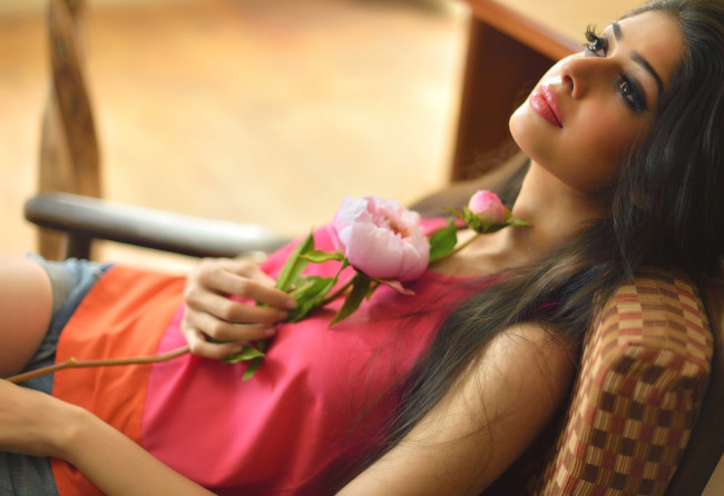 Обои картинки фото -Unsort Брюнетки Шатенки, девушки, unsort, брюнетки, шатенки, пион, мечтательность