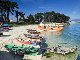 Картинка испания корабли лодки +шлюпки водоем песок берег деревья