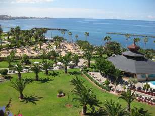 Картинка испания природа побережье шезлонги газон пальмы постройка море