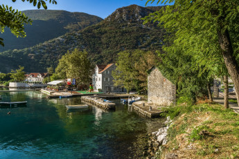 Картинка города -+пейзажи здания деревья лодки водоем холмы