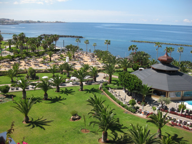 Обои картинки фото испания, природа, побережье, шезлонги, газон, пальмы, постройка, море